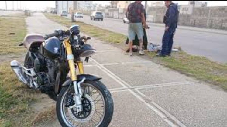 Pareja derrapa en motocicleta en el malecón de Coatzacoalcos